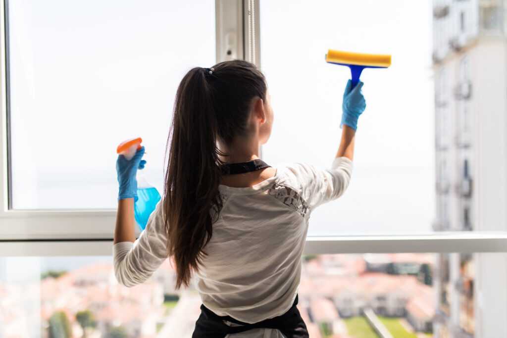 Как мыть окна без разводов: снаружи, находясь внутри, быстро, народными средствами, техника безопасности
