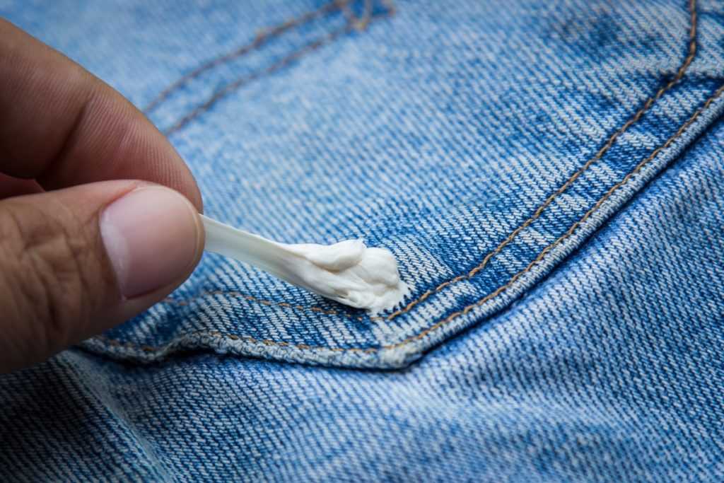 Как удалить жвачку с одежды: снять прилипшую жевательную резинку с ткани брюк, штанов, джинсов в домашних условиях и убрать размазанное пятно просто!