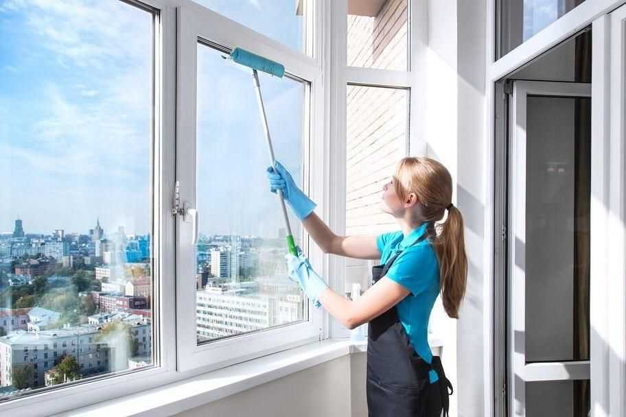 Сколько стоит помыть окна в трехкомнатной квартире в москве