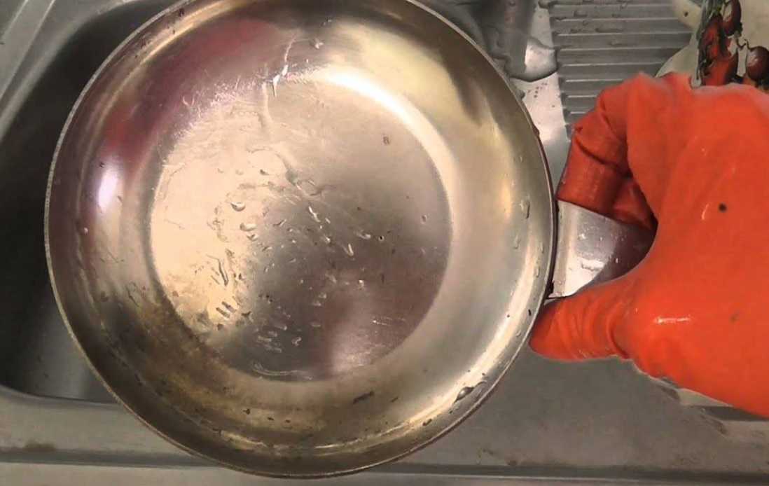 В этой статье поговорим о средствах для чистки посуды из нержавеющей стали: чем можно чистить и мыть внутри и снаружи, какие народные рецепты и специальные препараты использовать, что нельзя делать и почему