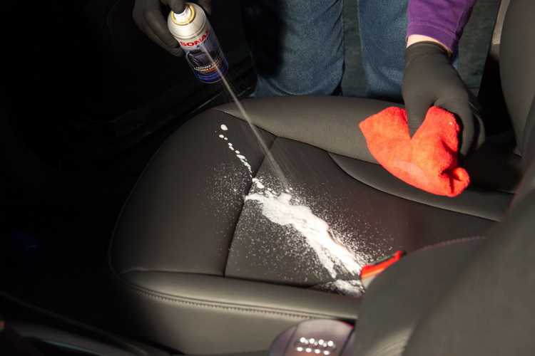 В этой статье даются пошаговые инструкции о чистке сидений автомобиля Ванишем: как почистить обивку в автомобильном салоне своими руками, какое средство выбрать (в форме спрея, порошка), какие отзывы на этот счет