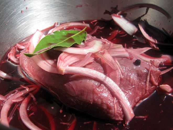 Как избавить свиное мясо от неприятного аромата и спасти продукт