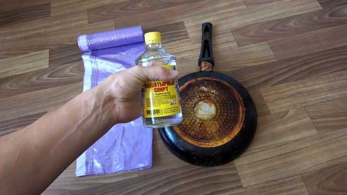 Чистка сковороды с помощью канцелярского клея