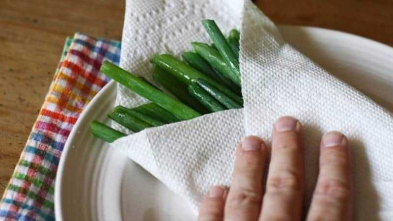 Можно ли лук хранить в холодильнике (репчатый, очищенный, зеленые перья, чтобы они оставались свежими): на нижней полке и сколько?