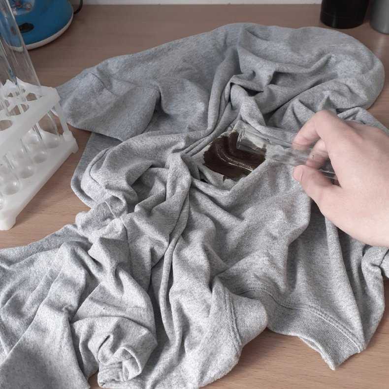 Как отстирать йод с одежды и ткани (белой, цветной) в домашних условиях: способы и рецепты для эффективного выведения пятен