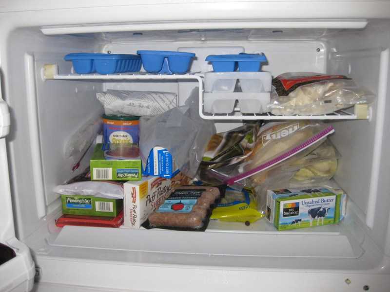 Как убрать запах после протухшего мяса из холодильника, как вывести из морозилки, чем удалить загрязнения и устранить неприятный аромат?