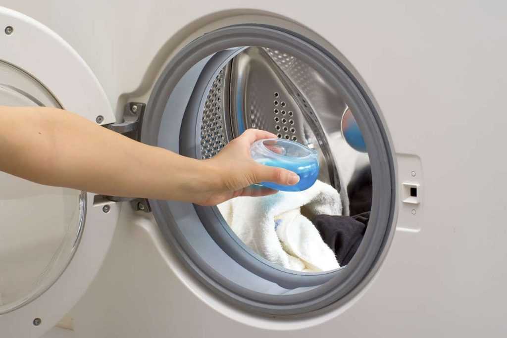Можно ли стирать дубленку (искусственную, из замши и т.д.) в стиральной машине-автомат, как почистить в домашних условиях?
