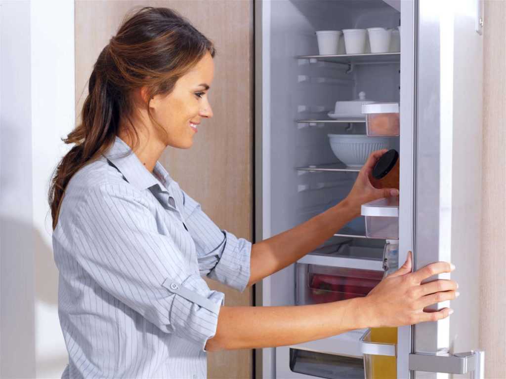 Чем отмыть холодильник снаружи: почистить без разводов белый и из нержавейки, какими средствами для мытья пользоваться?