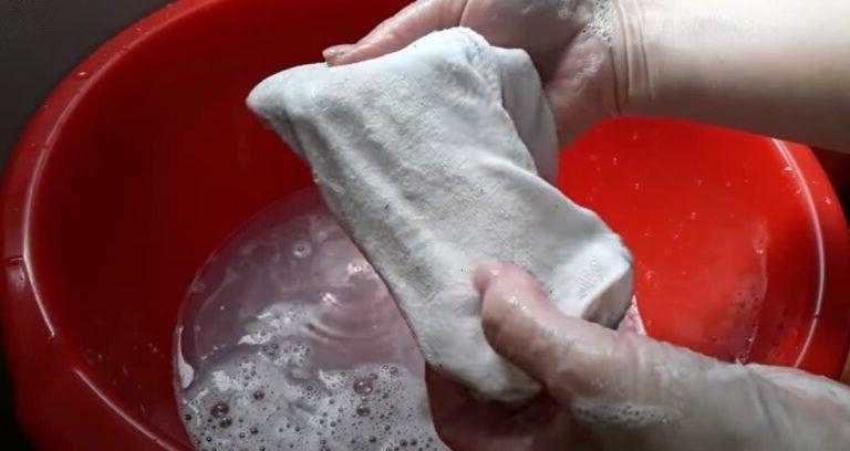 Как стирать носки руками и в стиральной машине