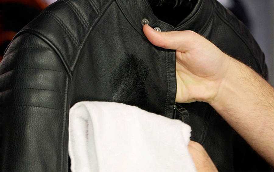 Как почистить белую или светлую кожаную куртку в домашних условиях