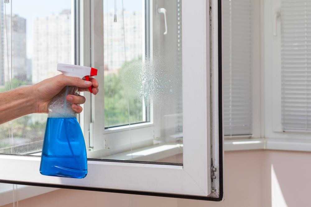 Чем вымыть окна без разводов в домашних условиях народными средствами