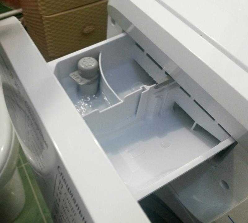 Течет вода из лотка для порошка в стиральной машине