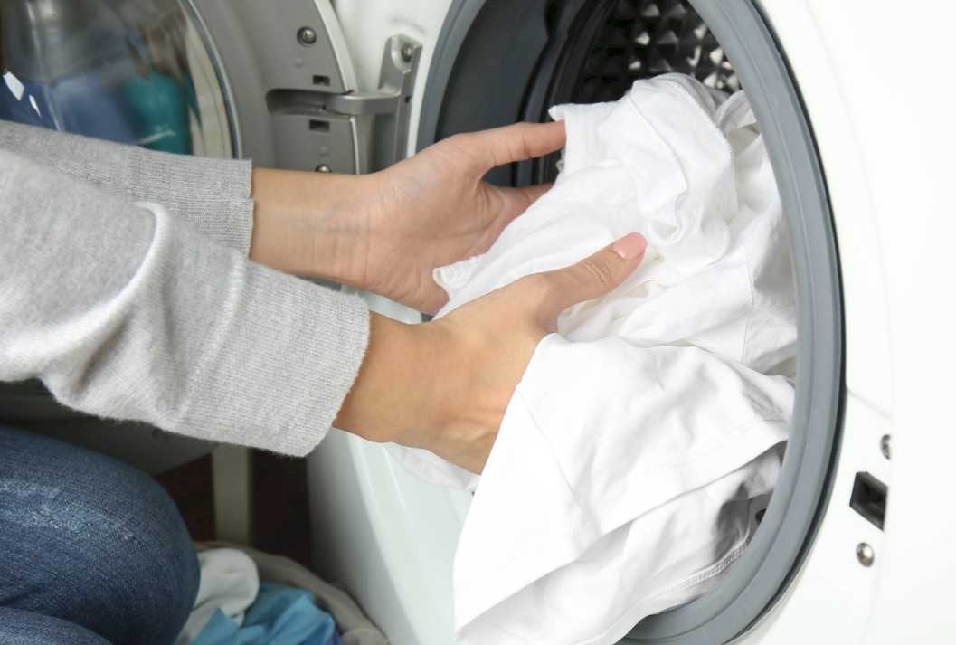 Как стирать белые вещи: как правильно в стиральной машине-автомат (при какой температуре) и вручную, с чем можно и нельзя, какой самый лучший способ, чтобы белье было белоснежным?