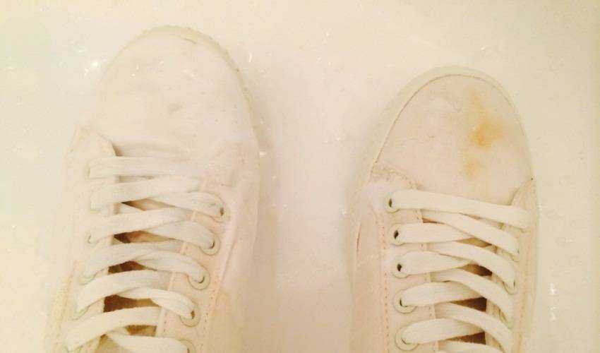 Белые кроссовки пожелтели после стирки: что делать, почему появились желтые разводы, как их убрать и чем отстирать обувь?