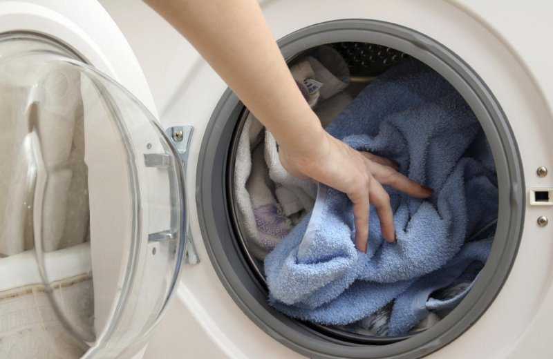 Как стирать шерстяные вещи вручную и в стиральной машине: оптимальная температура, средства для стирки и другие нюансы