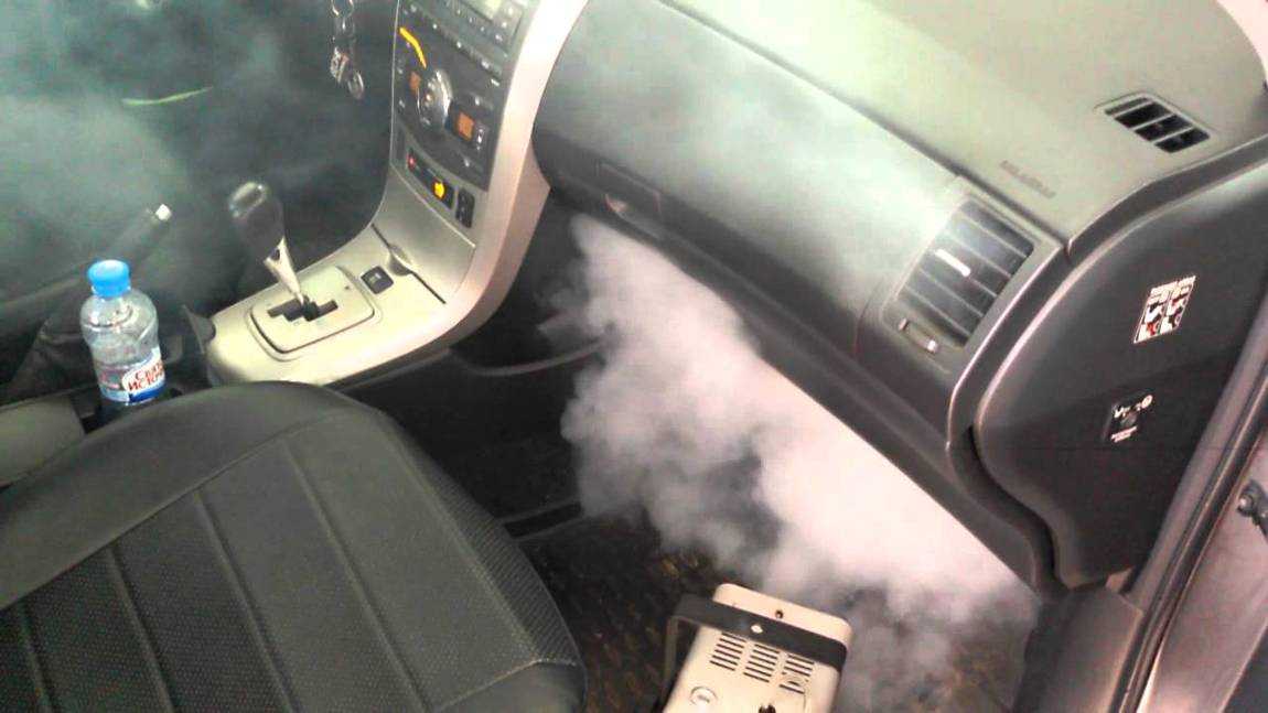 Когда включаешь кондиционер в машине пахнет сыростью