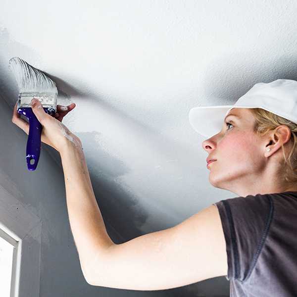 Дельные рекомендации о том, как снять водоэмульсионную краску с потолка