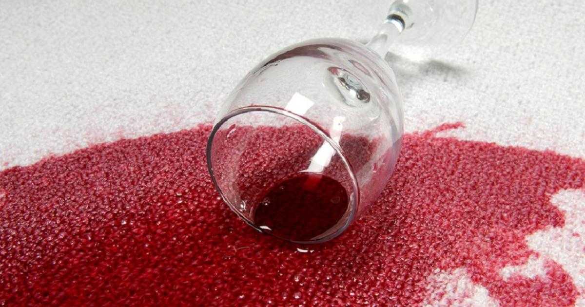 Если вас интересует, как отстирать красное вино с цветной одежды в домашних условиях, какие средства можно и нельзя использовать для выведения пятен с ткани, прочтите нашу статью