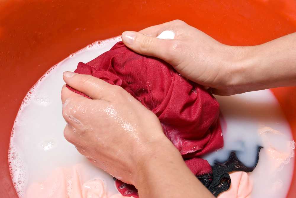 Как убрать разводы от воды на ткани: 8 способов выведения после стирки