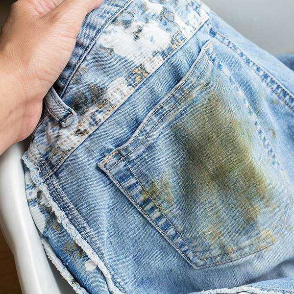 Как вывести пятно с джинс: убрать белый след на черных джинсовых вещах, удалить загрязнения от травы, вина, крови, жира, ручки, ржавчины в домашних условиях?