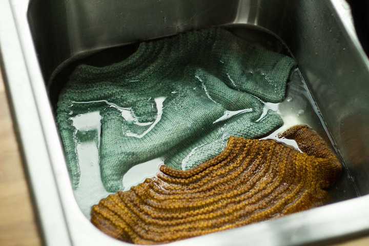 Как стирать пальто в стиральной машинке или вручную
