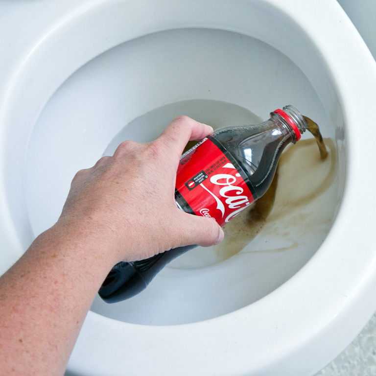 Из этой статьи вы узнаете, отмывает ли Кока-Кола ржавчину, удаляет ли следы с больших и малых поверхностей, как провести очистку и какие еще напитки можно применить против ржавых пятен