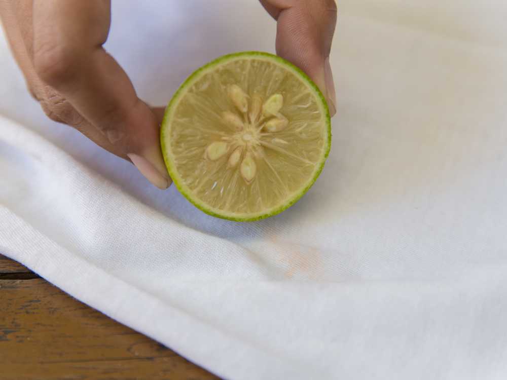 Пятно от цитрусовых, в том числе от мандарина, может принести немало расстройства обладательнице новой блузки или платья С помощью полезных советов вы можете