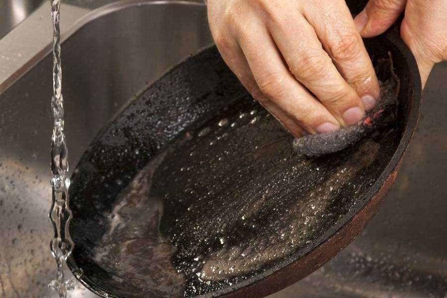 Как очистить сковороду от нагара: простые способы для разных материалов