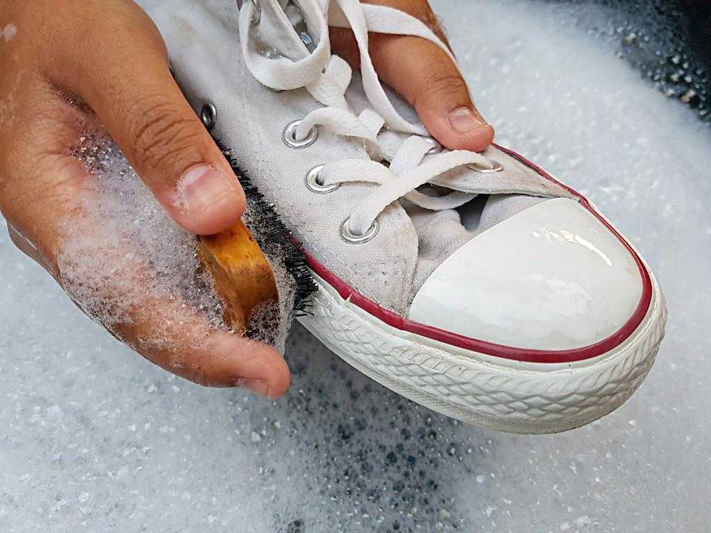 Как отбелить подошву на кроссовках, очистить на кедах или другой обуви, отмыть до белого цвета различными методами + фото и видео
