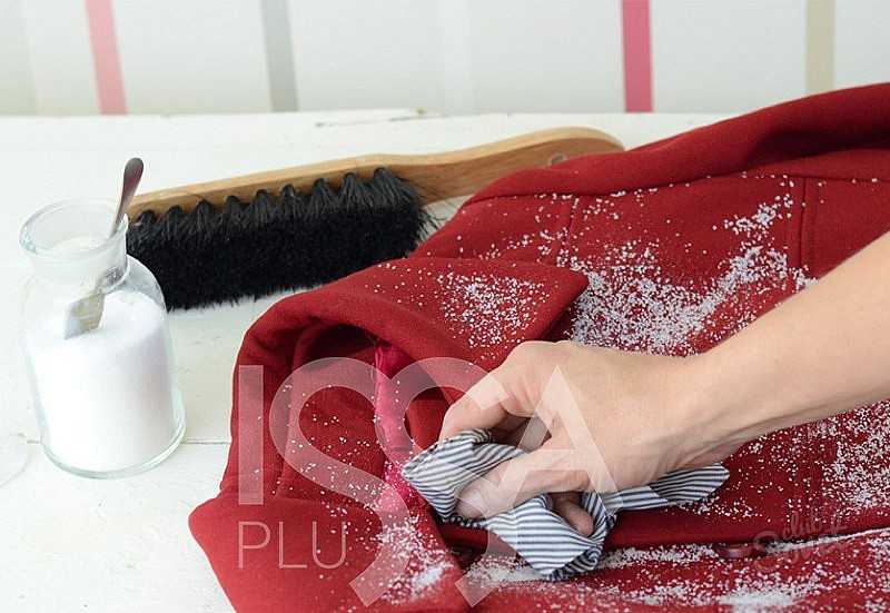 В этой статье расскажем, можно ли и как стирать шерстяное пальто в домашних условиях в стиральной машине-автомат, как постирать руками изделие из верблюжьей шерсти, как сушить вещь, провести химчистку дома