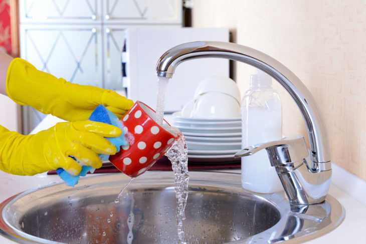 Как быстро и правильно мыть посуду вручную